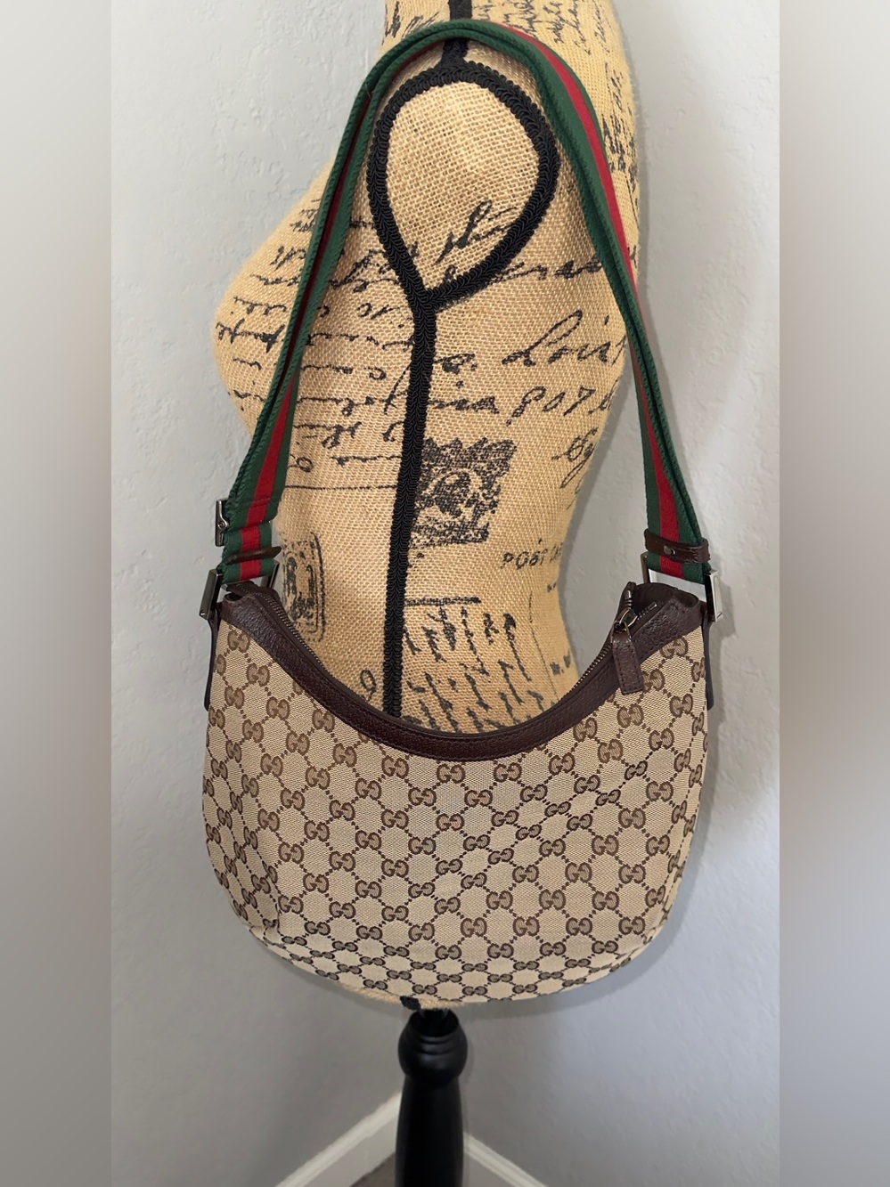 Gucci Beige/Brown Monogram Saddle Bag with Red and Green Web Strap - Picture 4 of 13